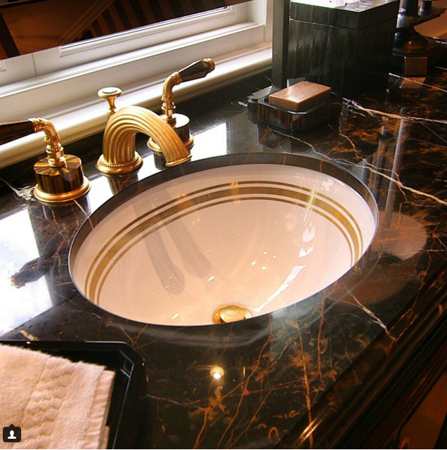 Vàng ở khắp mọi nơi, kể cả trong nhà vệ sinh.