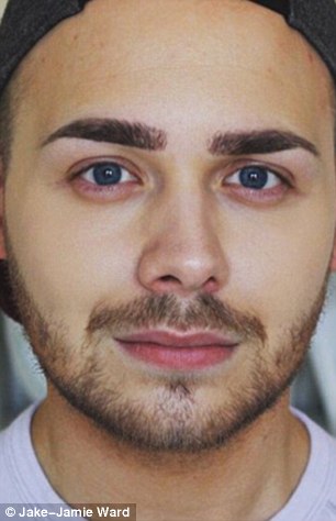 Sau khi thêm một lớp trang điểm mỏng, trông anh ấy thậm chí còn đẹp trai và nam tính hơn nữa kìa!