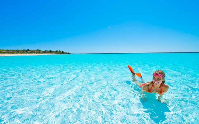 Năng lượng mặt trời sẽ làm nước nóng lên, đạt nhiệt độ khoảng 26 độ C, cao hơn 9 độ so với nước biển, tạo sự thoải mái dễ chịu cho người bơi. Ảnh: Themetapicture.