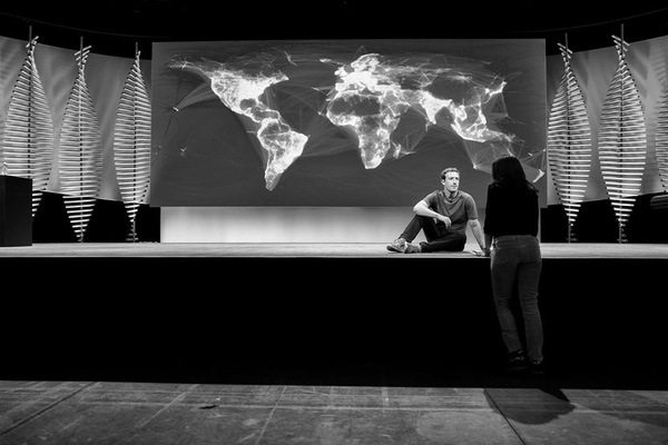 Nhưng khi cần thảo luận thì sẵn sàng ngồi bệt xuống như thế này đây.