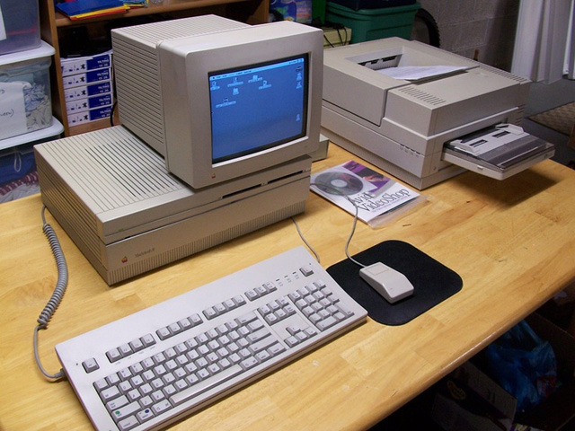 Macintosh II và máy in LaserWriter.