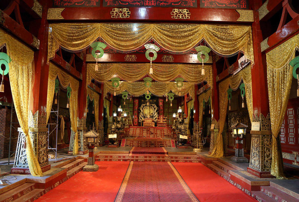 Người Trung Quốc rất biết cách tận dụng và tỏ ra vô cùng sáng tạo khi xây dựng thêm hẳn một cung điện 2 tầng bên trong bức tượng nhân sư nhái.