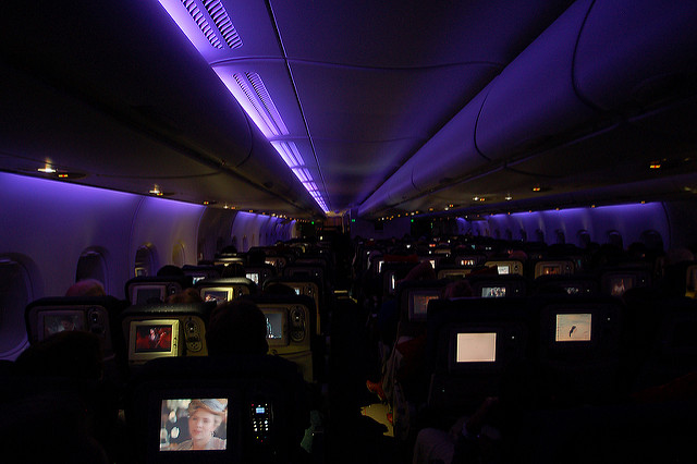 Để đèn tối mờ sẽ giúp mắt của bạn quen với bóng tối nhanh hơn.