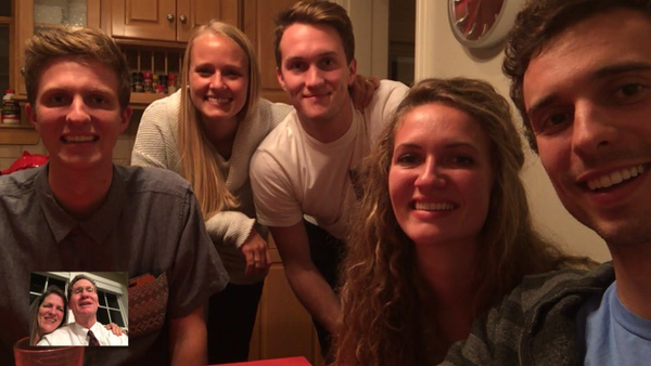 Một số người ở xa quê nhà chỉ có thể liên lạc với gia đình bằng điện thoại.