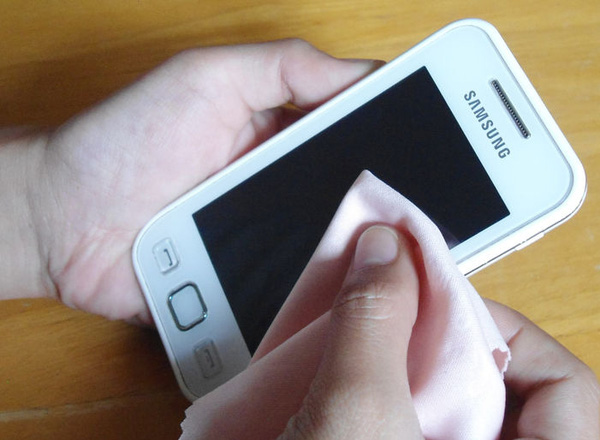 Cuối cùng hãy dùng một miếng vải mềm lau lại thật kỹ một lần là xong rồi.