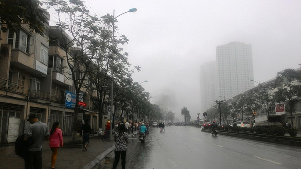 Hiện lực lượng chức năng đã có mặt tại hiện trường đều điều tiết và cấp cứu các nạn nhân.