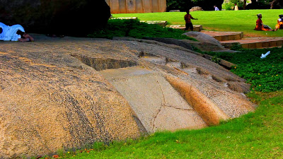 ngọn đồi đang bị chôn vùi vào lòng đất