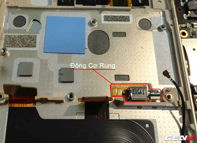 Động cơ rung được đặt tách biệt với các cảm biến phụ trợ (nằm sát ở cạnh trên). Không gây ảnh hưởng tới những thành phần khác của máy.