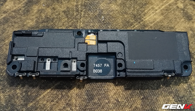 Cụm loa ngoài và mic thoại nằm ở cạnh dưới cùng với mạch sạc.