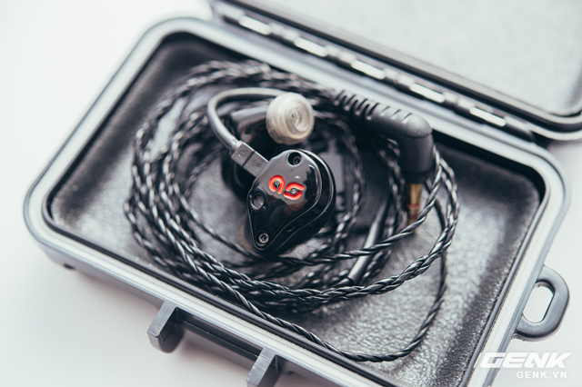 Vừa vặn trong hộp đựng - chống nước, chống sốc, chống va đập của Aurisonics