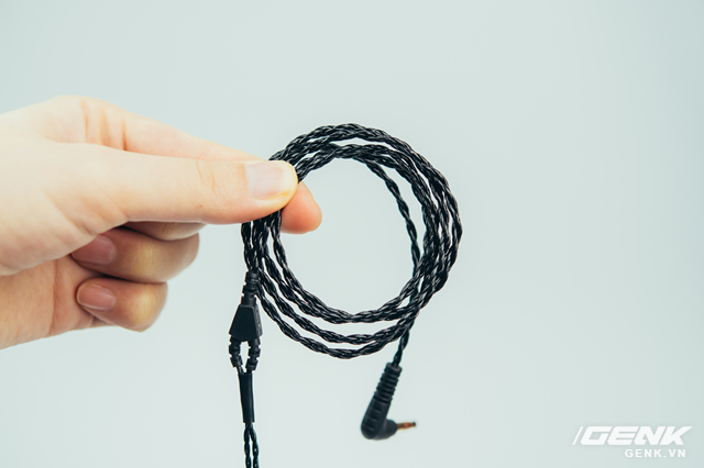 Dây dẫn thiết kế theo dạng xoắn khá mảnh mai nhưng bù lại, nó sẽ hạn chế được phần nào hiện tượng rối