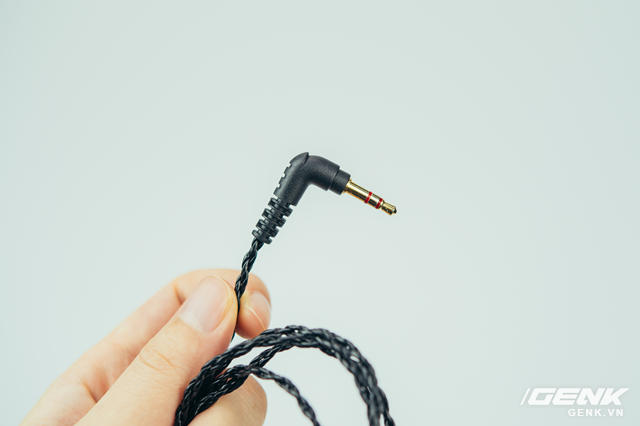 Jack chữ L chuẩn 3.5mm được mạ vàng, chắc chắn và giảm thiểu khả năng gập gãy chân jack so với kiểu chữ I