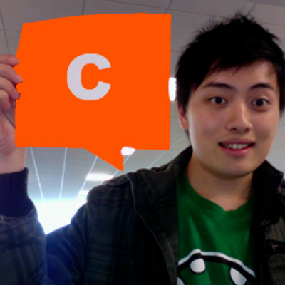 Ricky Yean giơ tấm logo của Crowdbooster