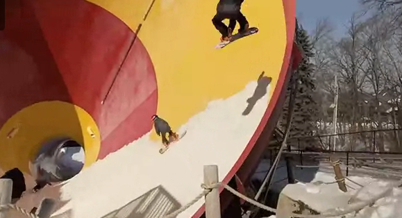 Những cuộc rượt đuổi thú vị bên trong ống nước khổng lồ.