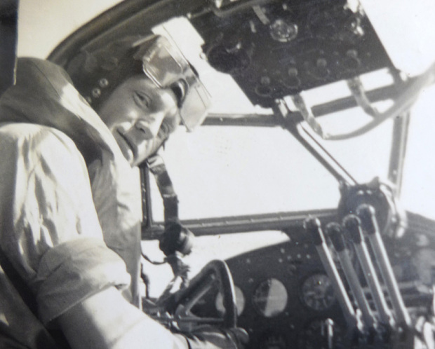 Chỉ huy Eric Hartley.