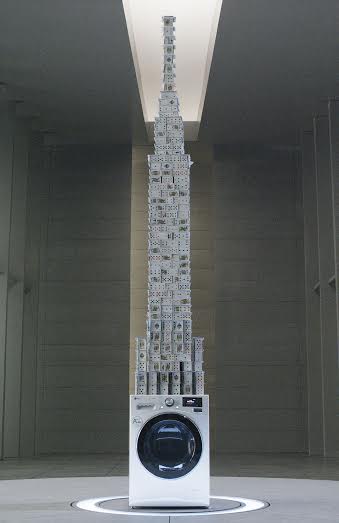 Lập kỉ lục thế giới nhờ xây nhà 48 tầng bằng lá bài trên máy giặt quay 1000 vòng/phút.