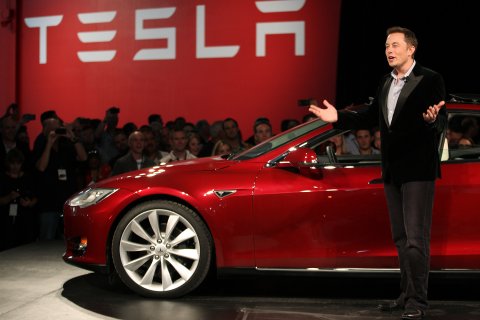 Elon Musk trên sân khấu giới thiệu Model 3