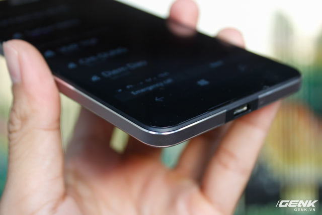 Tô điểm cho ngoại hình máy là phần viền kim loại.