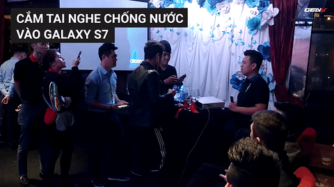 Màn thử thách bất đắc dĩ với Galaxy S7 tại buổi Offline.