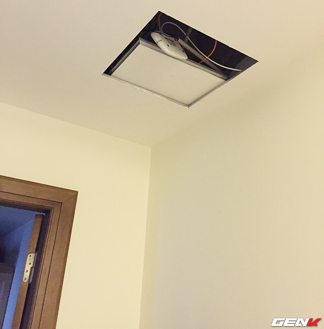 Vị trí đặt modem thường thấy tại các chung cư, gây khó khăn khi kiểm tra.