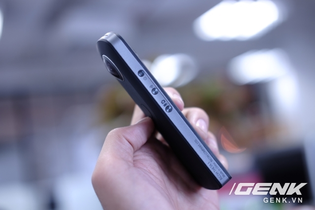 Nút bấm điều khiển bên cạnh máy có vị trí bấm khá vừa tay.