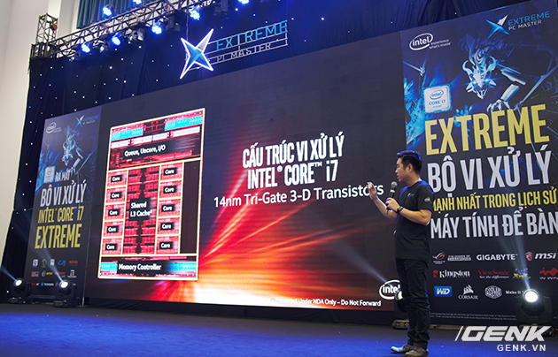 Ông Trần Đức Trung - Tổng giám đốc Intel Việt Nam đang giới thiệu về bộ siêu vi xử lý của mình.