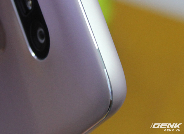 
Phần viền trắng đục ch&iacute;nh l&agrave; vạch ăng-ten tr&ecirc;n LG G5.
