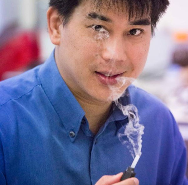 Giáo sư Leslie Yeo, RMIT, chạy thử máy xông Respite, vốn được nâng cấp bởi chính nghiên cứu này.