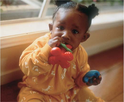 Thói quen cho nhiều đồ vật vào miệng có thể gây nhiễm độc chì ở trẻ.