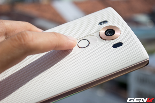 Bấm 2 lần phím giảm âm lượng để mở nhanh ứng dụng camera cũng là lợi thế để bắt kịp những khoảnh khắc trong chụp ảnh.