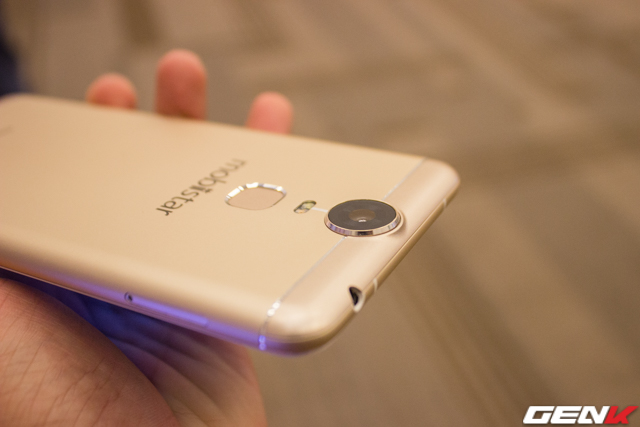 Camera 21MP cảm biến Exmor RS của Sony.