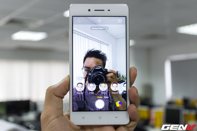 Camera trước 8 MP cùng khẩu độ F/2.0.