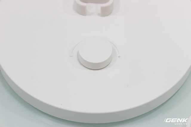 Chỉ với nút này, bạn có thể điều khiển được hầu hết các chức năng của đèn.