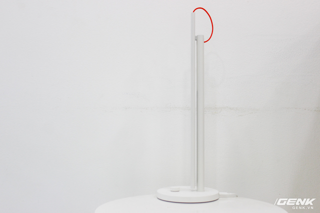 Khi không sử dụng, bạn có thể gập đèn vào trông rất gọn gàng.