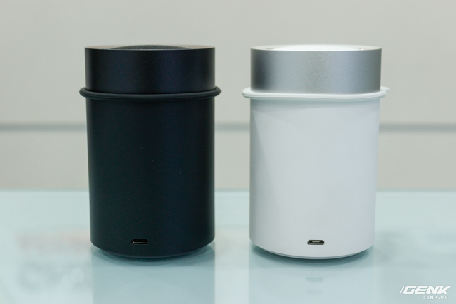 Có 2 phiên bản màu: trắng và đen.