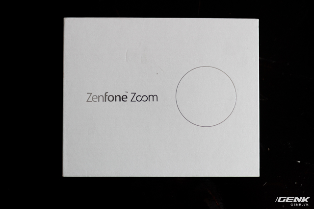 Hộp được làm khá đơn giản, vuông vức.