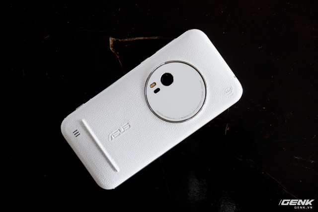 Cụm camera sau khá lớn.