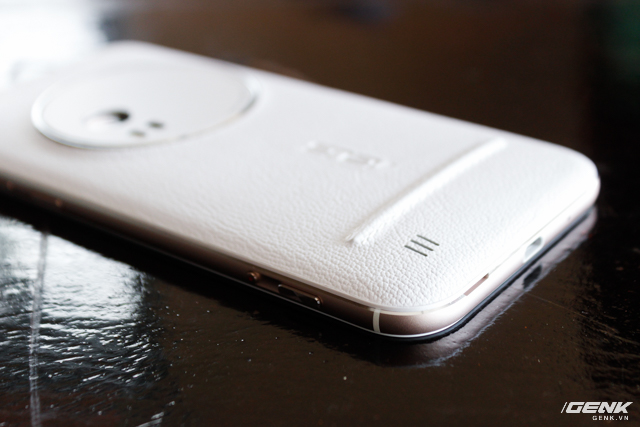 Khung viền hoàn thiện bằng kim loại.