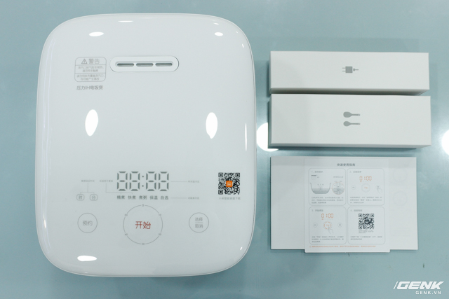 Mở hộp sản phẩm, chúng tôi khá bất ngờ với ngoại hình đẹp mỹ miều của nồi cơm điện này.