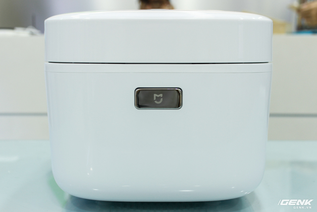 Nút mở nắp cùng logo MiJia sáng bóng.