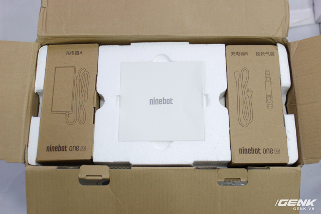 Hộp phụ kiện được đặt trên cùng.