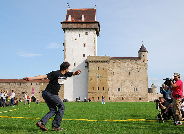 Những chiếc điện thoại tuy bé nhỏ nhưng cũng không dễ để đáp đi với khoảng cách xa