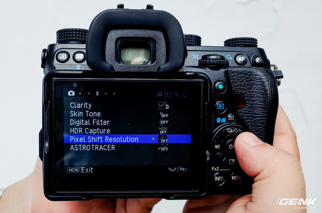 Tính năng Astro Tracer và Pixel Shift Resolution.