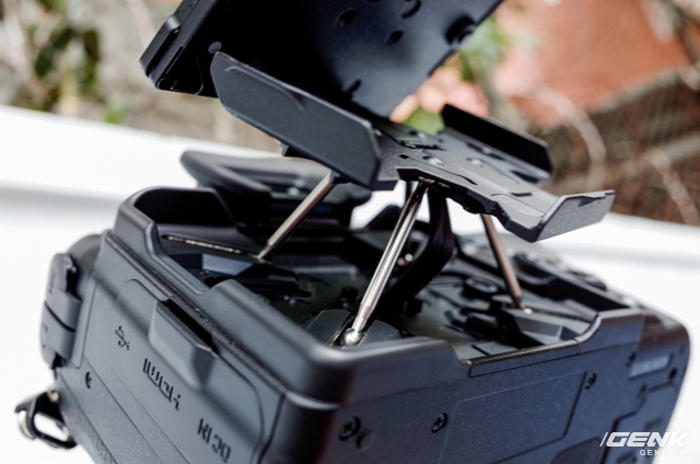 4 chân nối màn hình.