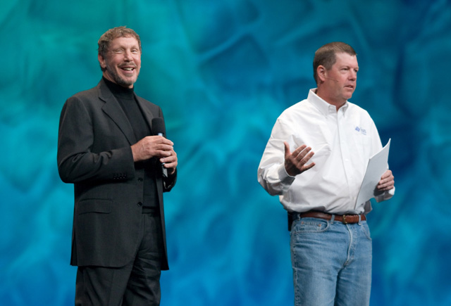 Larry Ellison, cựu CEO Oracle, và Scott McNealy, CEO của Sun, cha đẻ của Java. Oracle mua Sun vào năm 2009.