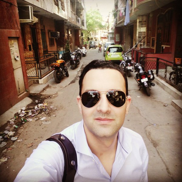 Alan tự sướng trong chuyến vi hành New Delhi, Ấn Độ