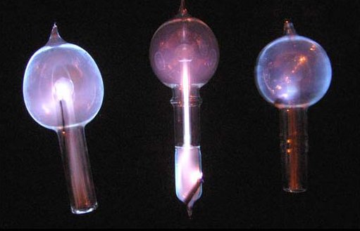 Đèn không dây của Tesla sử dụng khí trơ phát sáng dưới tác động của điện.