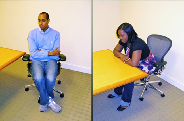 Dáng ngồi thu mình và rụt rè này sẽ khiến tâm trạng của bạn dần đi xuống.