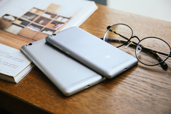 Redmi 3 phiên bản màu bạc đang được chào bán với mức giá 3,4 triệu đồng tại Việt Nam.