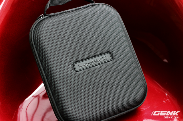 
B&ecirc;n trong l&agrave; một chiếc hộp chắc chắn chứa tai nghe c&ugrave;ng phụ kiện đi k&egrave;m
